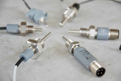 Mehrere Einschraubfühler z.B. mit M12 Stecker oder Messumformer integriert